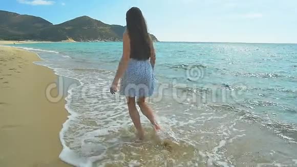 迷人的女性沿着沙滩奔跑清澈的蓝水慢动作视频的预览图