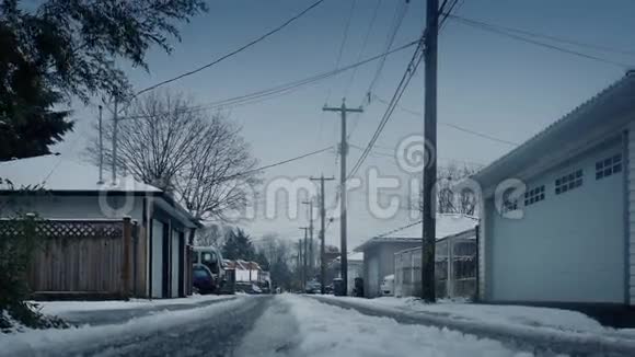 雪天的房子后面的小巷视频的预览图