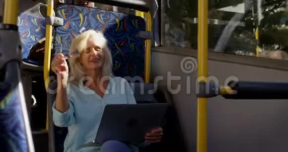 乘坐4k公共汽车时使用笔记本电脑的女性通勤者视频的预览图