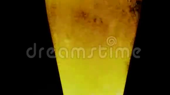 气泡在一杯淡啤酒中盘旋视频的预览图