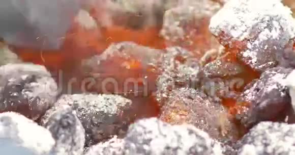 热煤在火中燃烧视频的预览图
