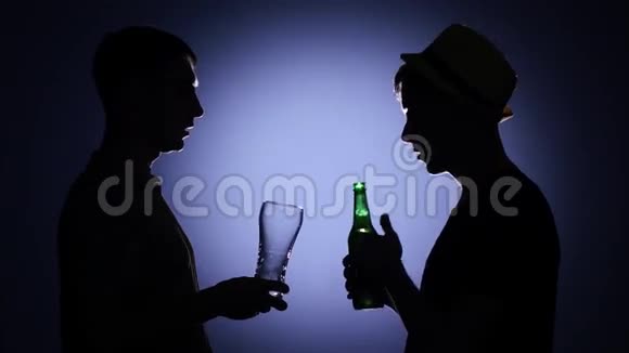 两个男朋友聊天喝啤酒背光灯视频的预览图