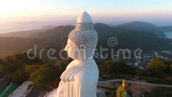 惊人的日出在白大佛雕像的观点高清航空视野泰国普吉岛视频的预览图