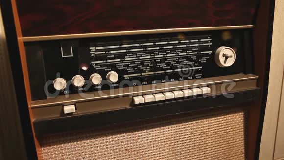 复古收音机男人在旧收音机接收器上改变频率旧接收器上改变频率视频的预览图
