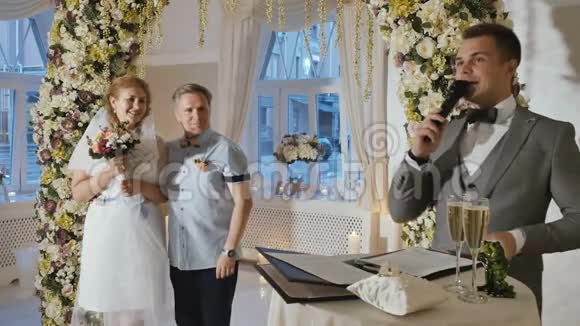 新婚夫妇在婚礼大厅结婚视频的预览图