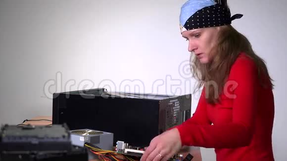 技术员女孩安装主板台式电脑外壳视频的预览图