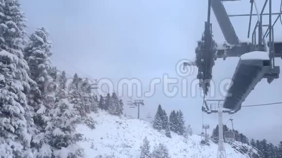 从滑雪站升降机移动舱的窗口的高度看山谷视频的预览图