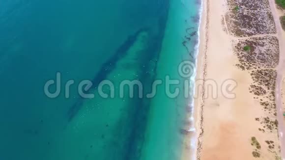 在天堂的海洋里飞越美丽的沙滩视频的预览图