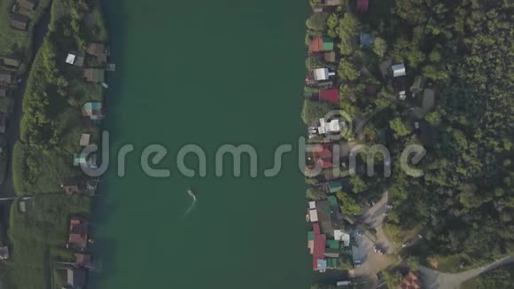 河岸上的浮动餐厅和宾馆视频的预览图