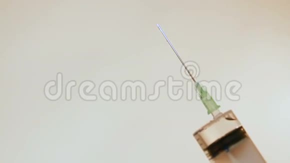注射器针头上的一滴水视频的预览图