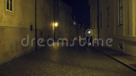 晚上在布拉格的老街上散步的父母和孩子的剪影4Ksteatam视频视频的预览图