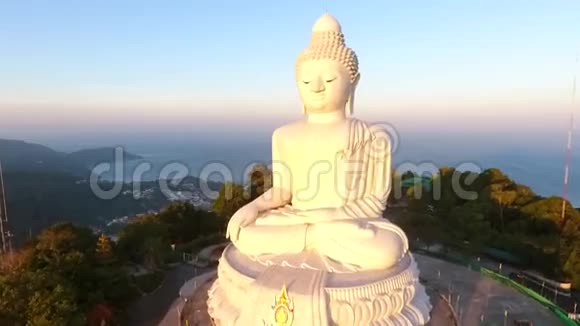 白大佛在日出时特写空中镜头高清泰国普吉岛视频的预览图