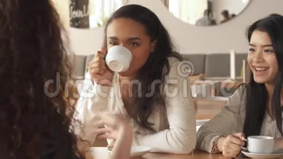 三个女朋友在咖啡馆聊天视频的预览图