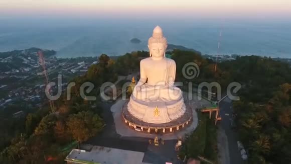 海景大佛大理石雕像的空中镜头泰国普吉岛视频的预览图