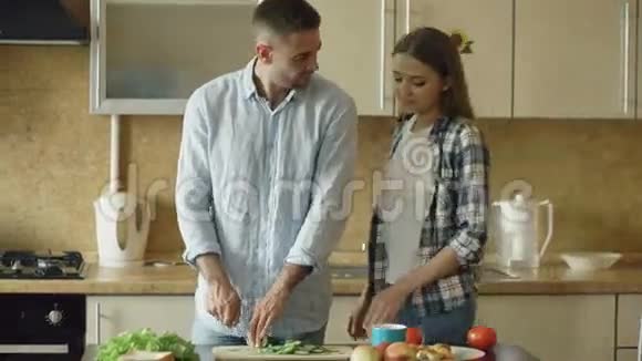 快乐的年轻夫妇在厨房英俊的男人一大早就会见面喂他的女朋友视频的预览图