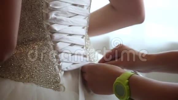 闺蜜帮未来新娘穿婚纱特写镜头视频的预览图