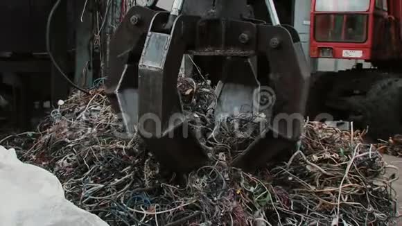 挖掘机除去垃圾纸和塑料瓶以供回收视频的预览图