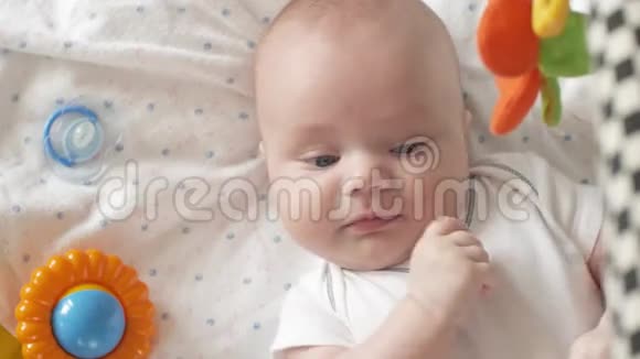 婴儿吮吸手指特写4K超高清UHD婴儿的外观在相机近距离拍摄可爱的小宝宝视频的预览图
