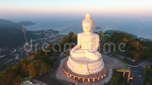 白大佛雕像流行的团学观点自然日出之光高清航空视野泰国普吉岛视频的预览图