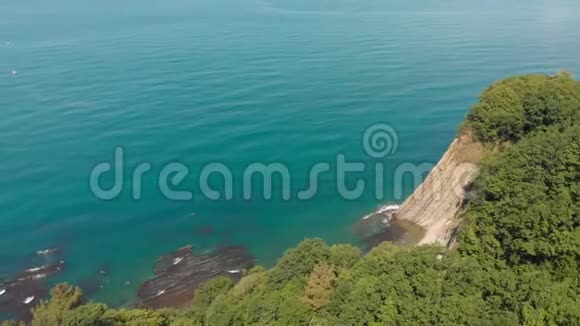 飞越岩石海岸与高崖海山海岸的海洋空中射击视频的预览图