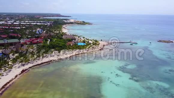 空中无人机射击鸟瞰图鸟瞰热带海岸豪华度假酒店海滩绿松石视频的预览图