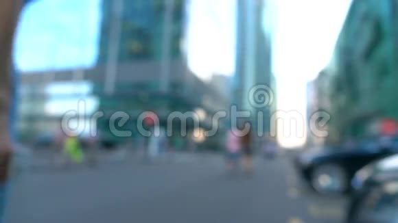 穿着蓝色裙子的苗条女孩从街上的摄像机走出来超级慢动作bokeh视频250fps视频的预览图