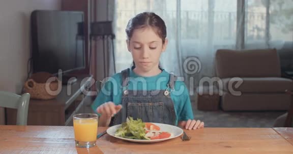 女孩拒绝吃蔬菜和鸡蛋视频的预览图