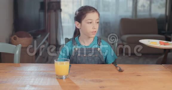 女孩拒绝吃蔬菜和鸡蛋视频的预览图