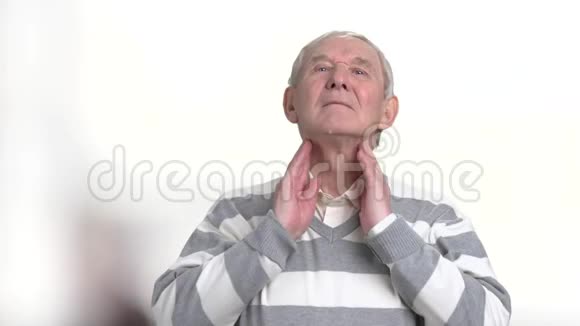 高加索男人喉咙痛视频的预览图