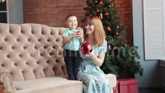 快乐的母亲和小儿子庆祝圣诞节视频的预览图