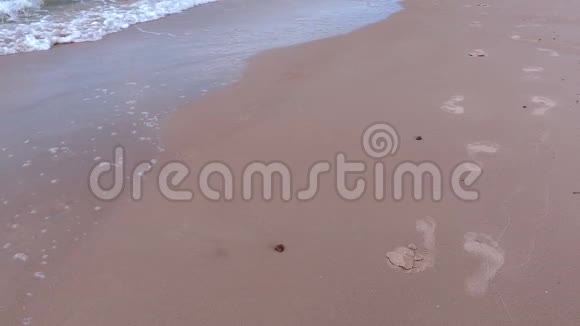 光着脚走在海边的人视频的预览图