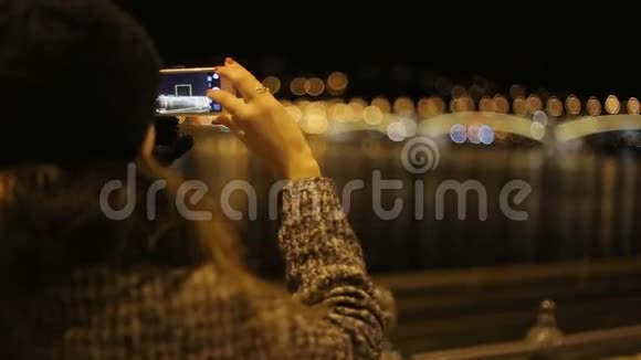 女拍摄河堤照明河图奈视频的预览图