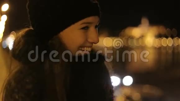冬夜杜奈堤微笑女子视频的预览图