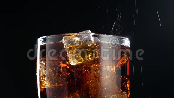 冰背景的可乐大杯冷焦冰块特写视频的预览图