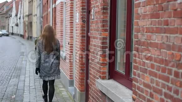 女性在欧洲大街上远离镜头视频的预览图