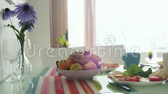 早上早餐桌上有花束盘子里有水果3840x2160视频的预览图