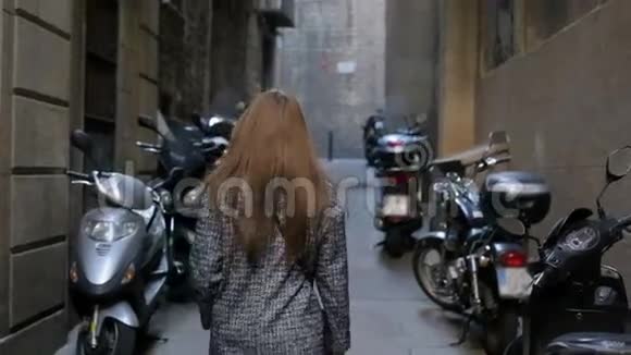 年轻女子骑摩托车停车视频的预览图
