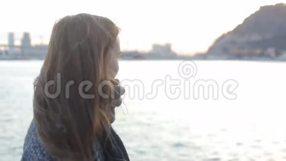 美丽的女性在帆船上眺望大海的远方视频的预览图