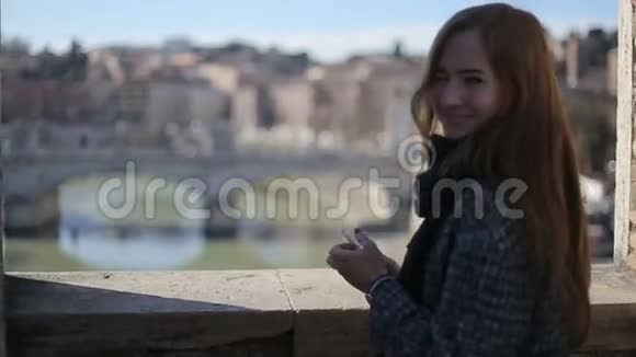 在罗马欣赏泰伯风景的年轻女性视频的预览图
