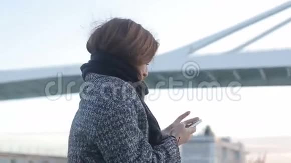 女子在帆船上拍摄港桥视频的预览图