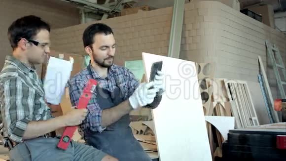 两个木匠在车间里拍了很多自拍视频的预览图