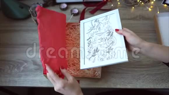 年轻女子包装圣诞礼物视频的预览图