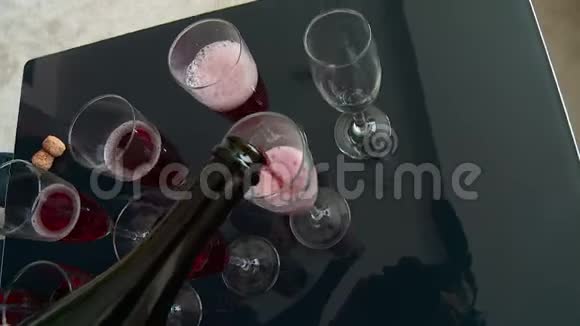 新娘新郎婚礼装饰香槟视频的预览图