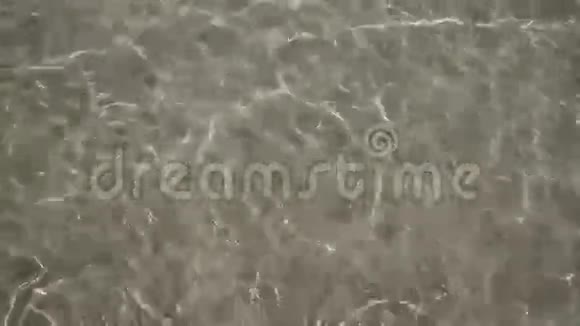 清澈的水反射视频的预览图
