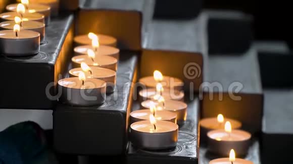 教堂里蜡烛点亮在祭坛前点燃蜡烛视频的预览图