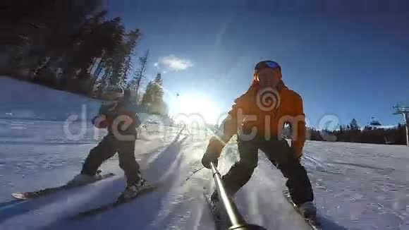 小男孩和父亲一起滑过高山滑雪板视频的预览图