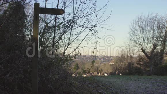 伦敦附近的英国乡村早春山榉木复制空间背景带指针的郊区视图视频的预览图