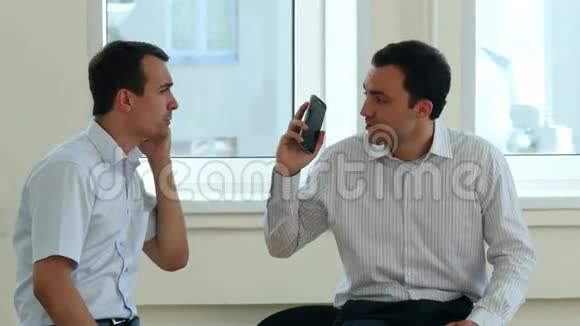 两个生意伙伴在电话里交谈视频的预览图