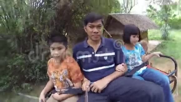 一家人坐在大象背上视频的预览图