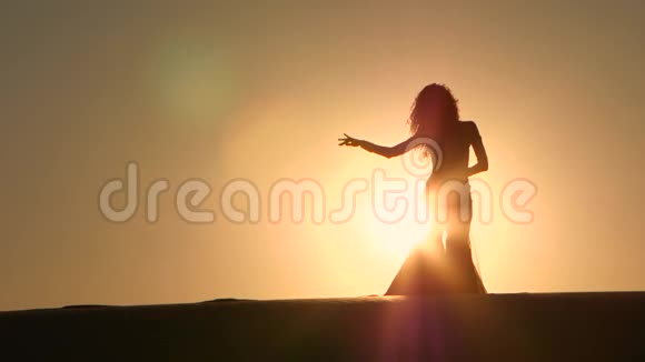 舞者在炎热的日落背景下优雅地跳舞剪影视频的预览图